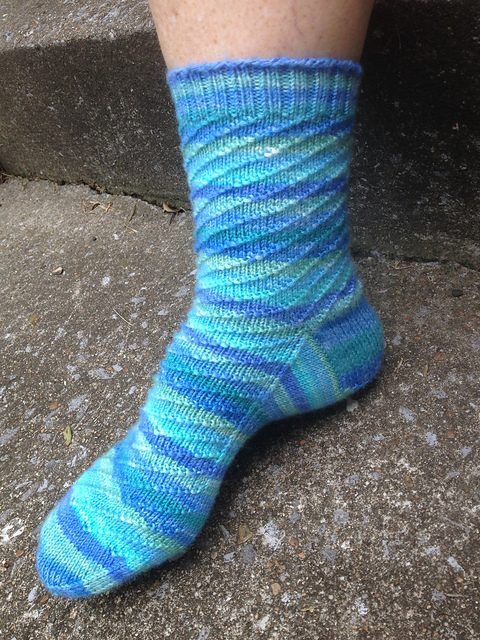Twisted Breeze Socks free crochet pattern by Leah Oakley