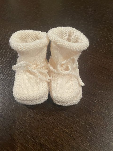 Christine's Stay-On Baby Booties free crochet pattern by Christine Bourquin (Ravelry)
