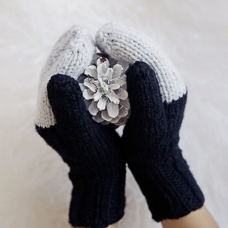 Easy Chunky Mittens free crochet pattern by Alnaar Harnish