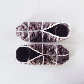Simple Garter Stitch Slippers free crochet pattern by Hanna Leväniemi